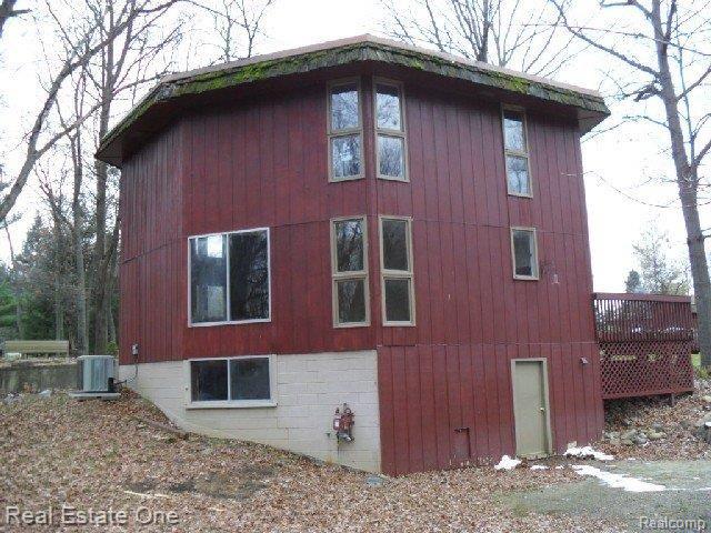 13710 Dunham Road Hartland, MI 48353 - Photo 3 of 25 261-969062-SEsideElev.jpg