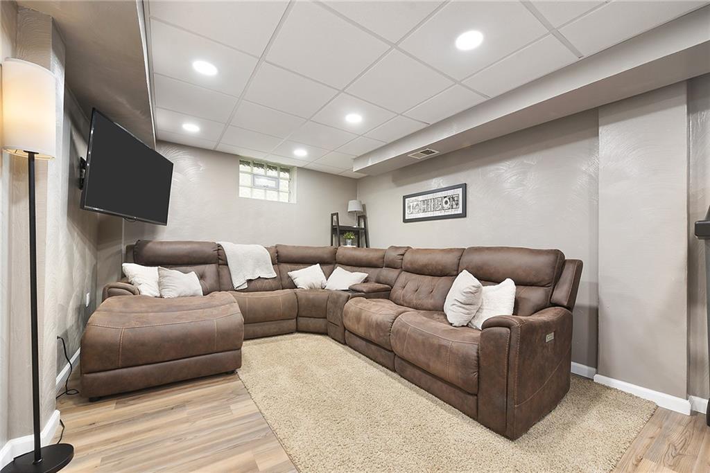 127 Sunset Drive Washington, PA 15301 - Photo 23 of 33 a living room with furniture