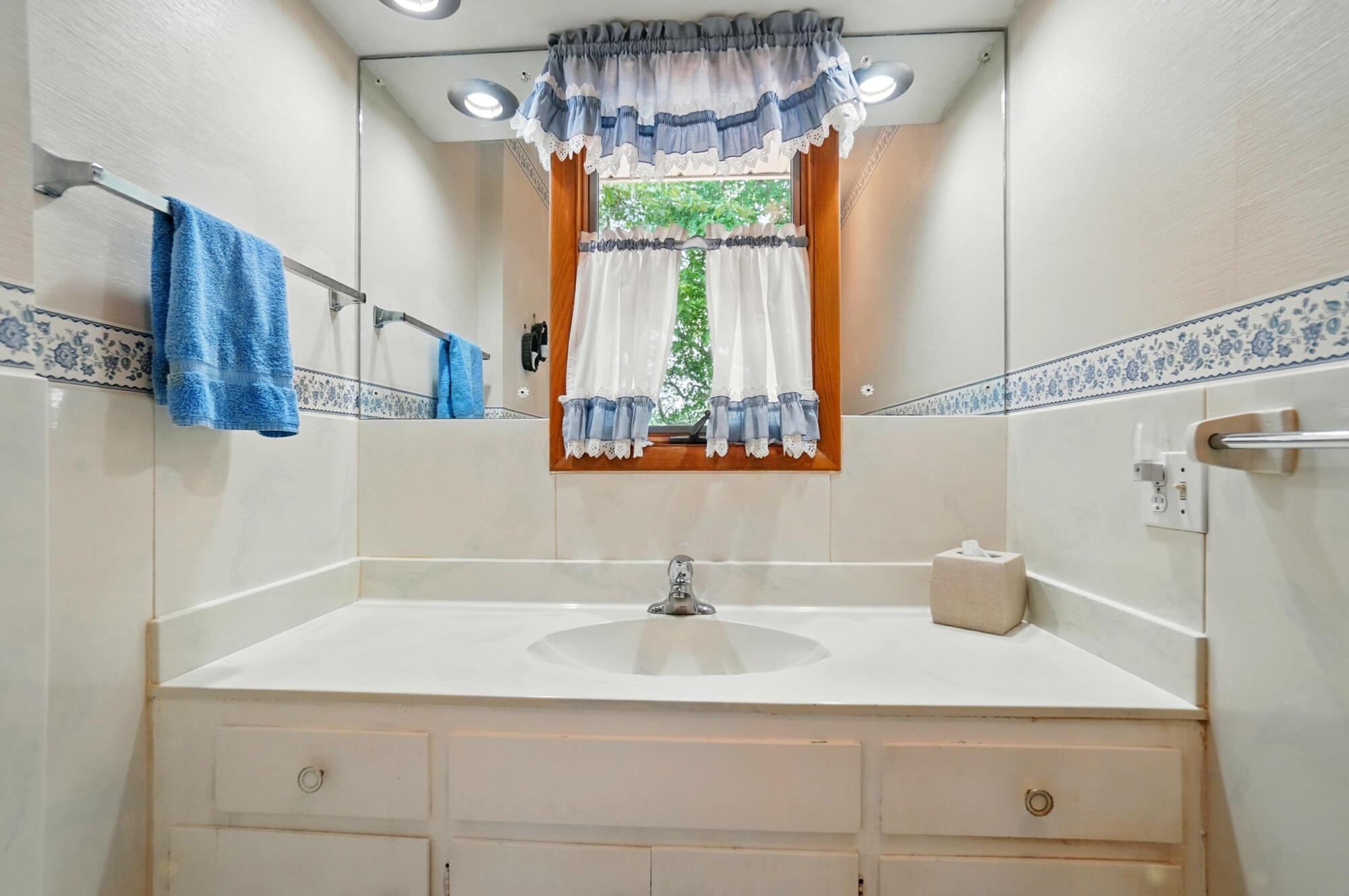 8430 Patterson Road Hilliard, OH 43026 - Photo 40 of 88 Main bathroom