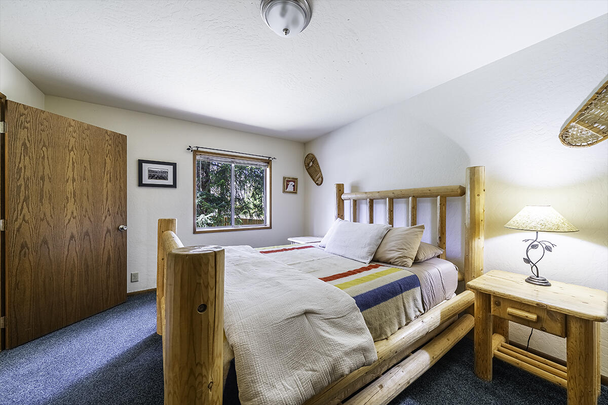 7550 Hyatt Prairie Road Ashland, OR 97520 - Photo 24 of 37 a bed room with a bed and a window