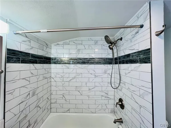 $1,950 | 140 East Oneida Street, Oswego, NY 13126