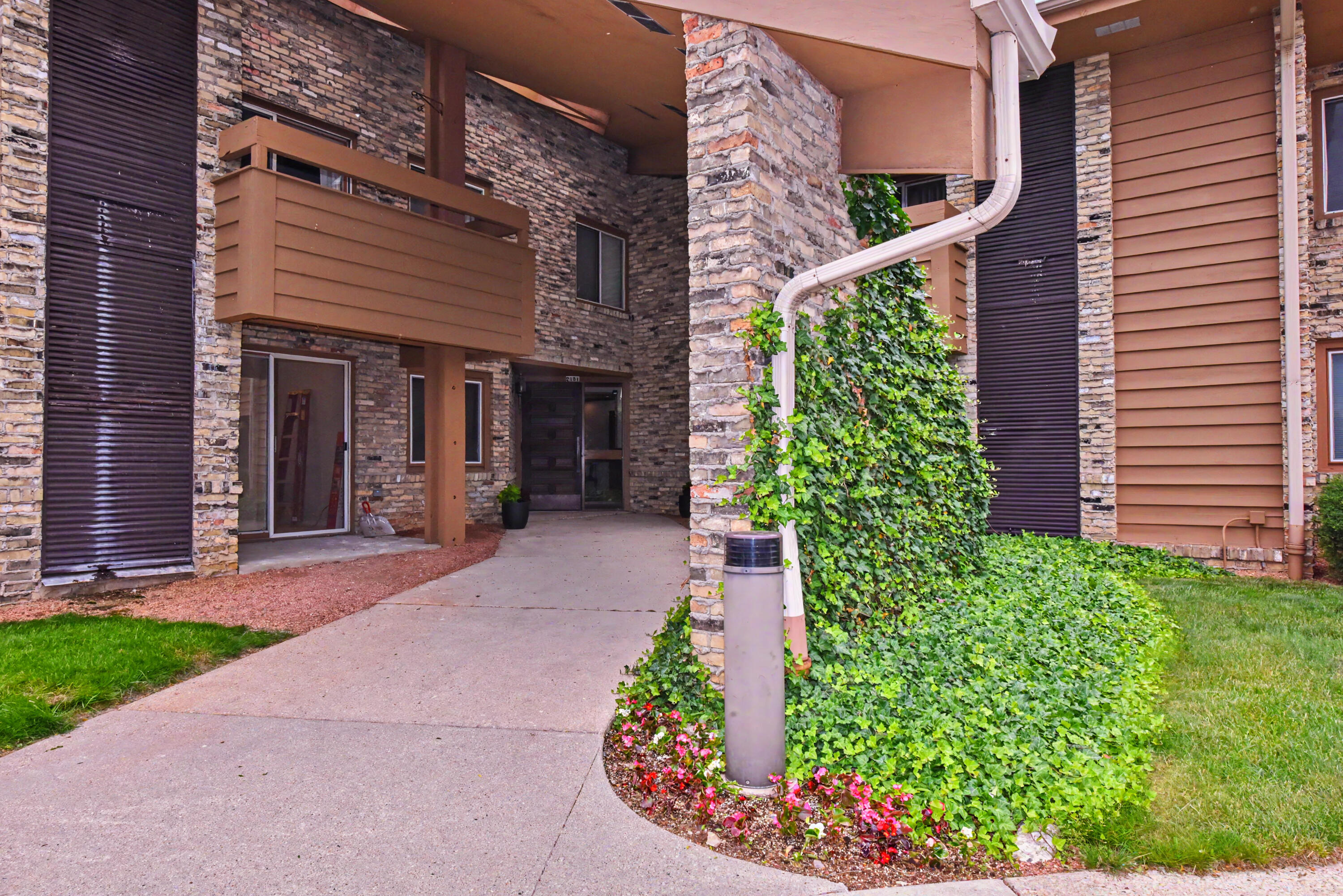 2101 Good Hope Road, Unit 111 Glendale, WI 53209 - Photo 4 of 29 DSC_9030