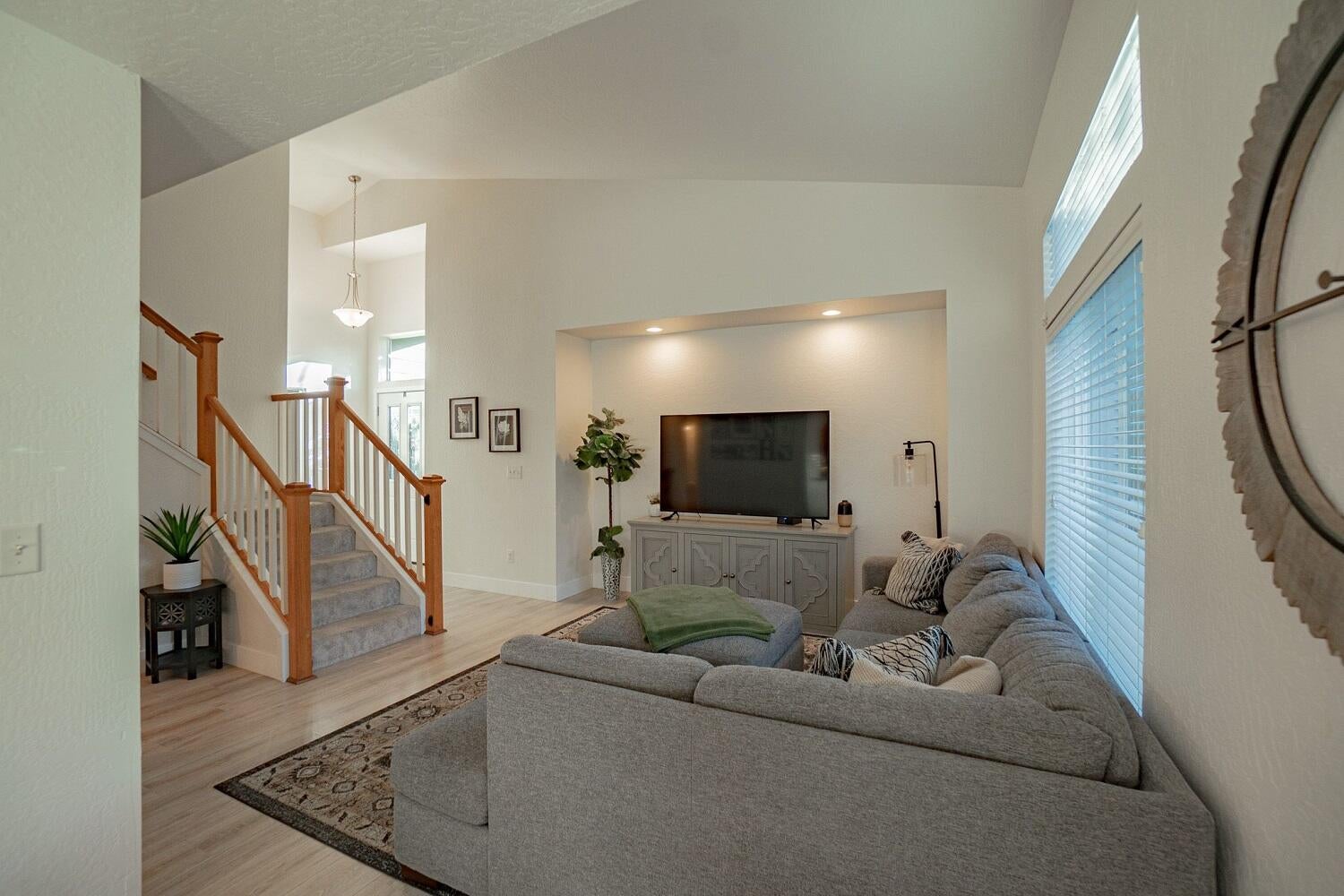 313 Live Oak Loop Central Point, OR 97502 - Photo 11 of 27 40