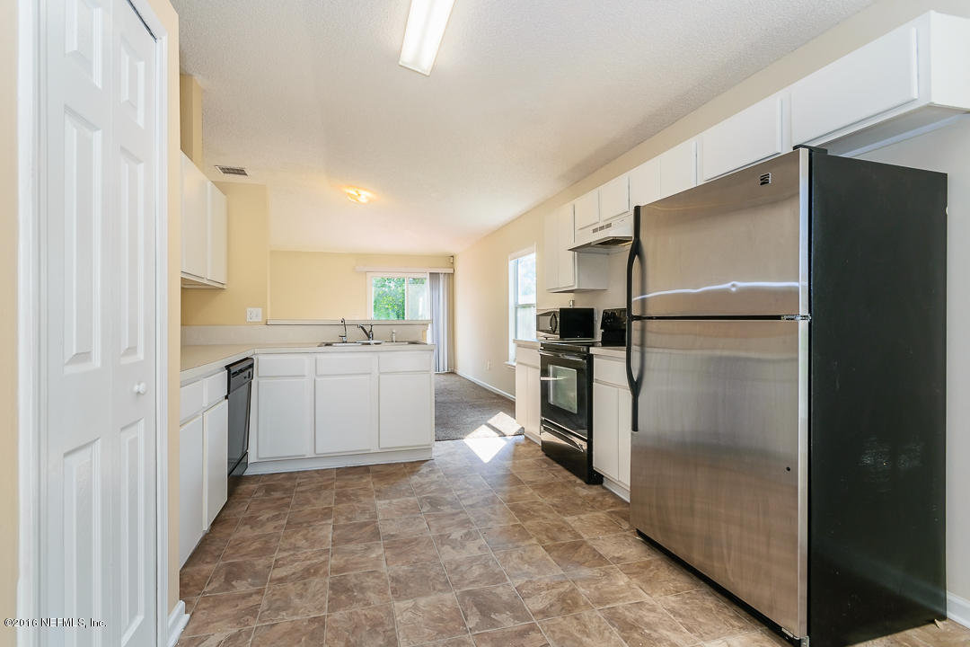 6833 Ridgeview Avenue Jacksonville, FL 32244 - Photo 15 of 31 Kitchen next to family room