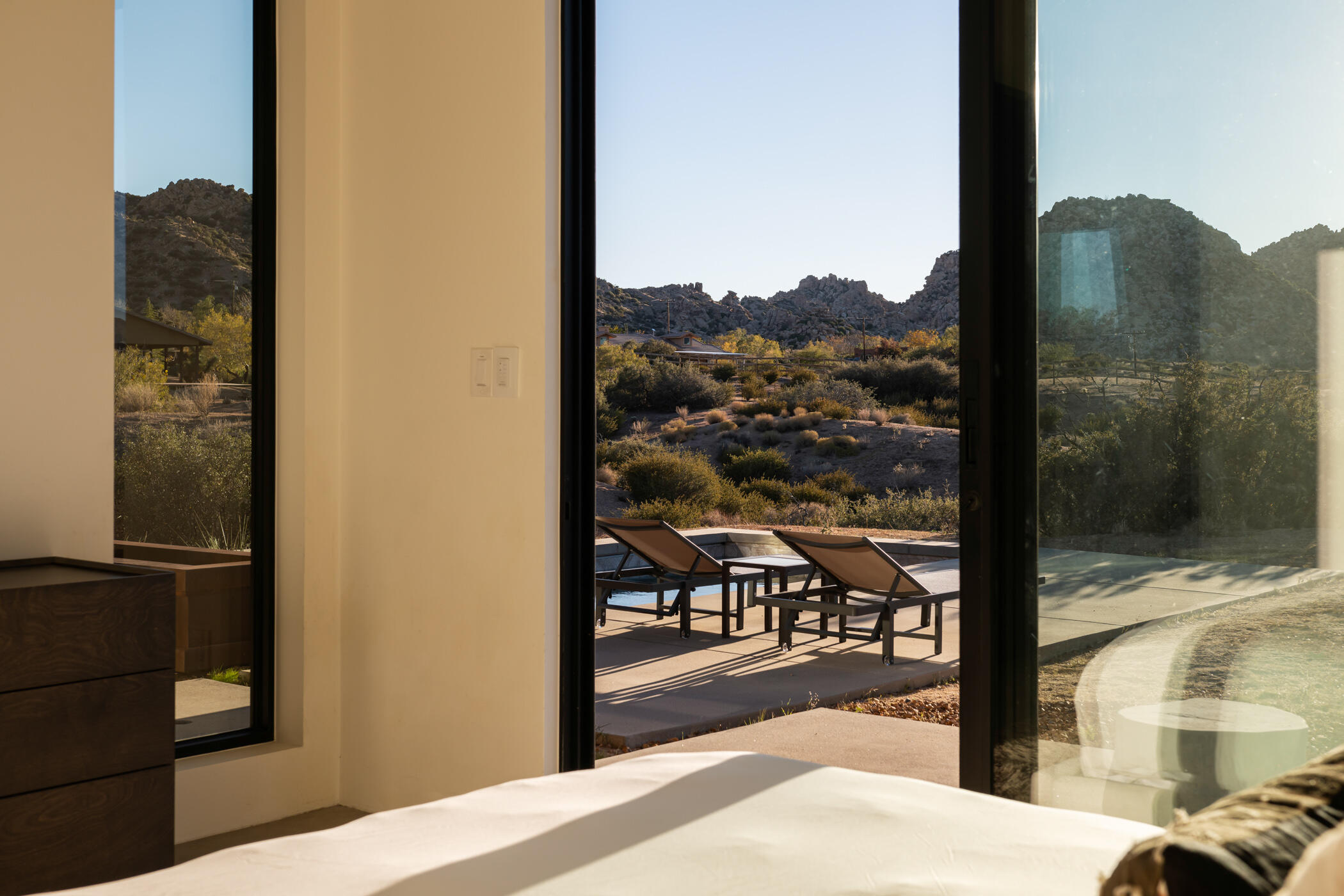5494 Bronco Road Pioneertown, CA 92268 - Photo 24 of 38 a view of a balcony