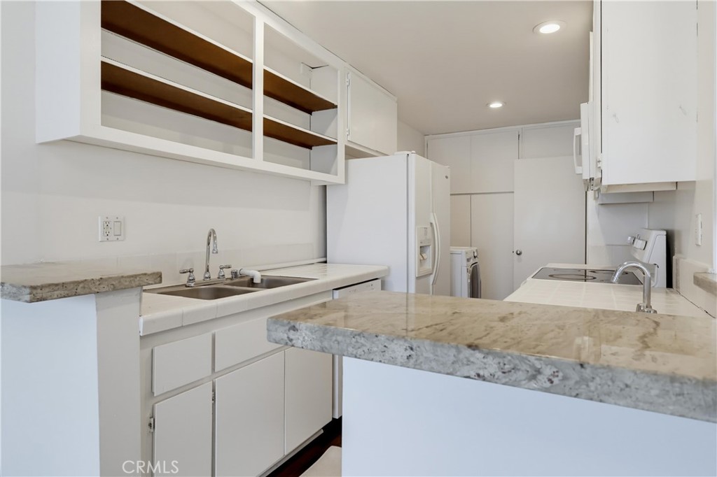 8738 Delgany Avenue, Unit 301 Playa del Rey, CA 90293 - Photo 11 of 32 Gallery Image 11