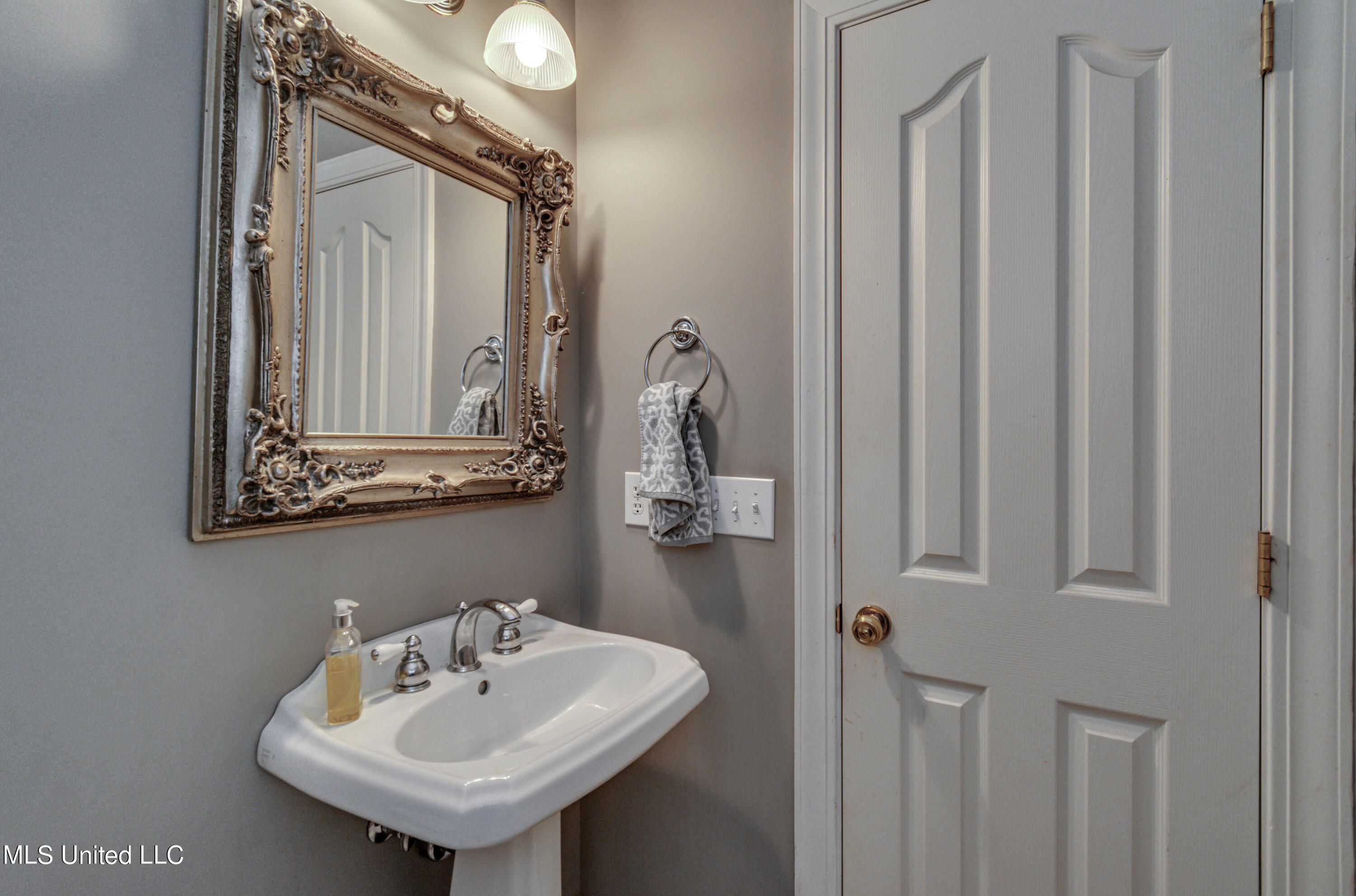 150 Hope Lane Raymond, MS 39154 - Photo 6 of 54 150 Hope Lane-4 Half Bath - Copy