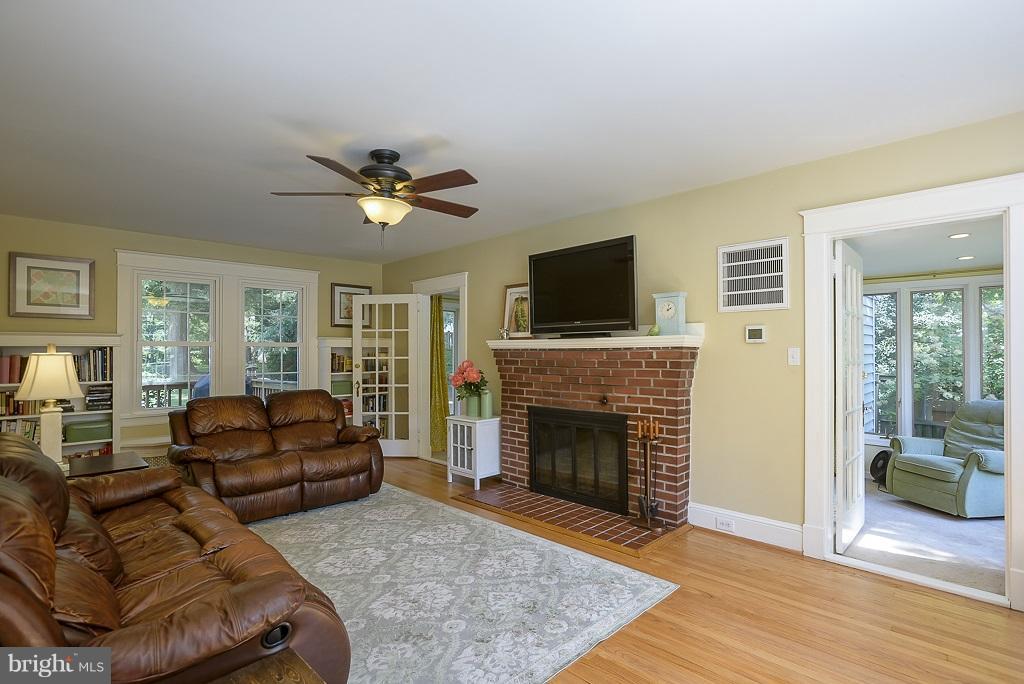 892 Annapolis Road Gambrills, MD 21054 - Photo 8 of 30 Living Room