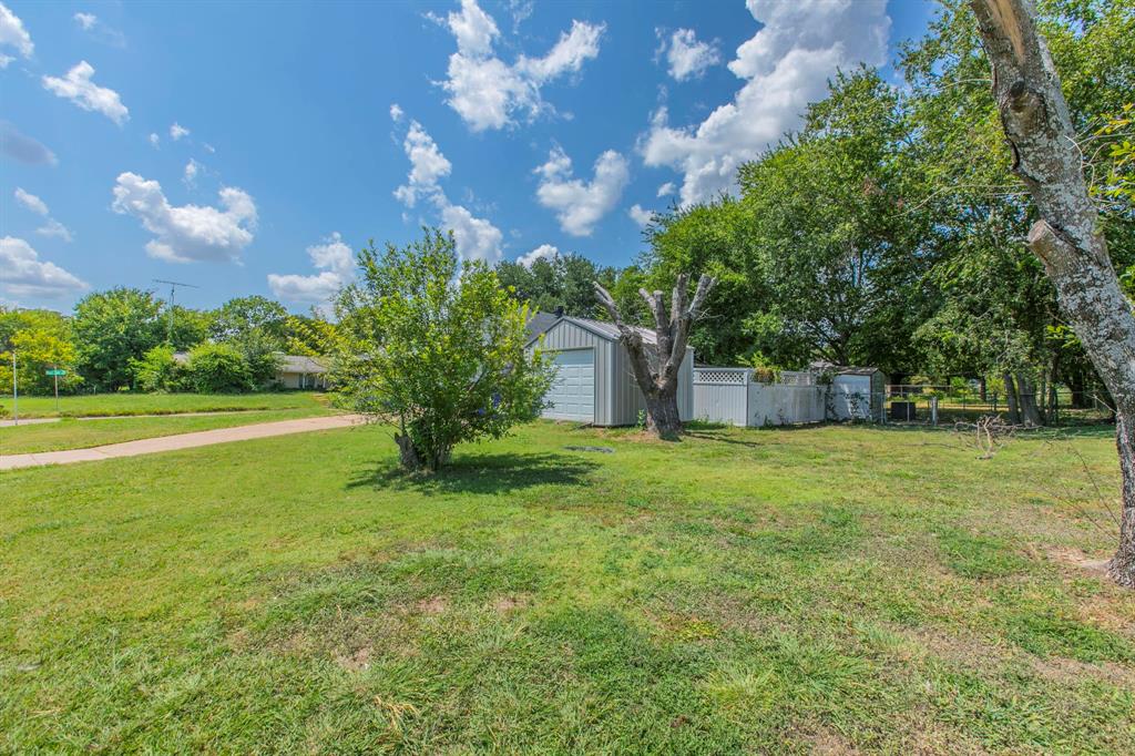 1936 Post Oak Drive Waco, TX 76705 - Photo 23 of 33 View of yard