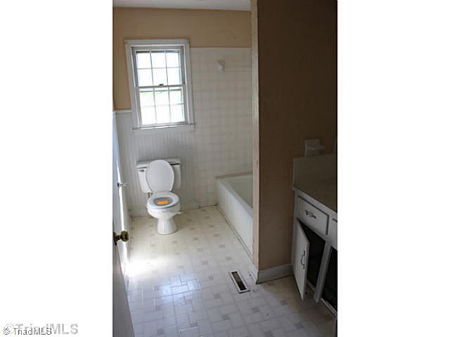 4641 Kinnamon Road Winston-Salem, NC 27103 - Photo 8 of 12 Bath.