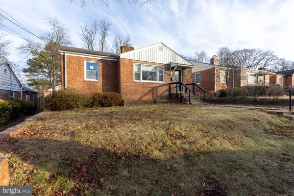 a view of a yard in front of a house