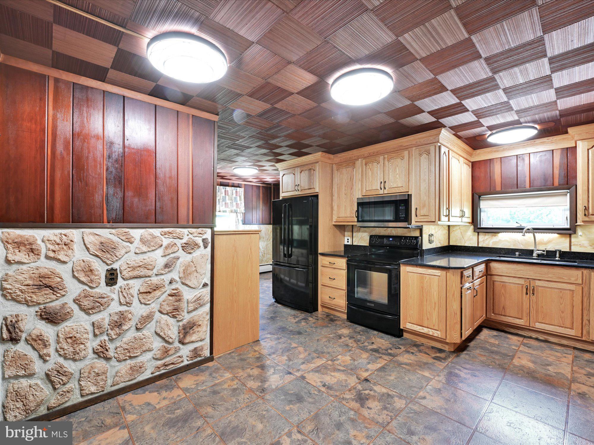 3060 Pricetown Road Temple, PA 19560 - Photo 8 of 31 Eat-in kitchen