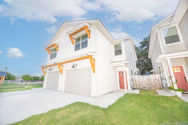a view of back yard of the house