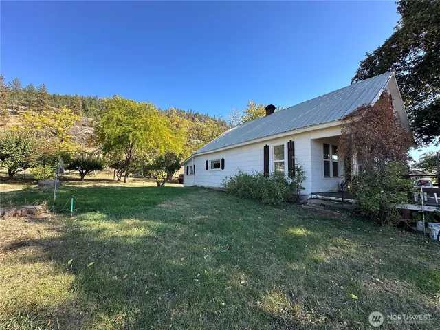 a view of a house with a yard