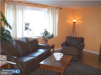 716 Ripley Street Philadelphia, PA 19111 - Photo 4 of 12 Living Room
