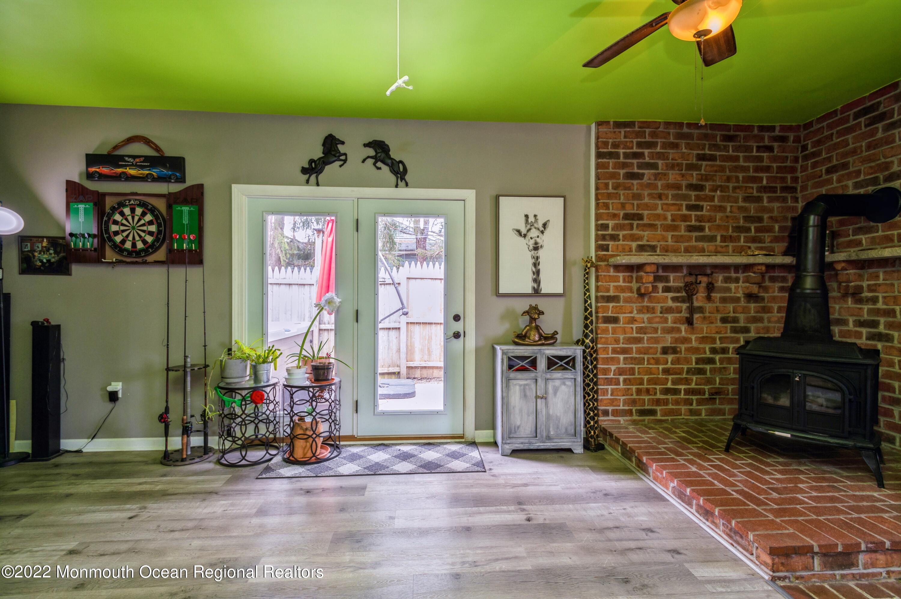 422 East Millstream Road Cream Ridge, NJ 08514 - Photo 11 of 21 11_422EMillstreamRoad_3_FamilyRoom_HiRes