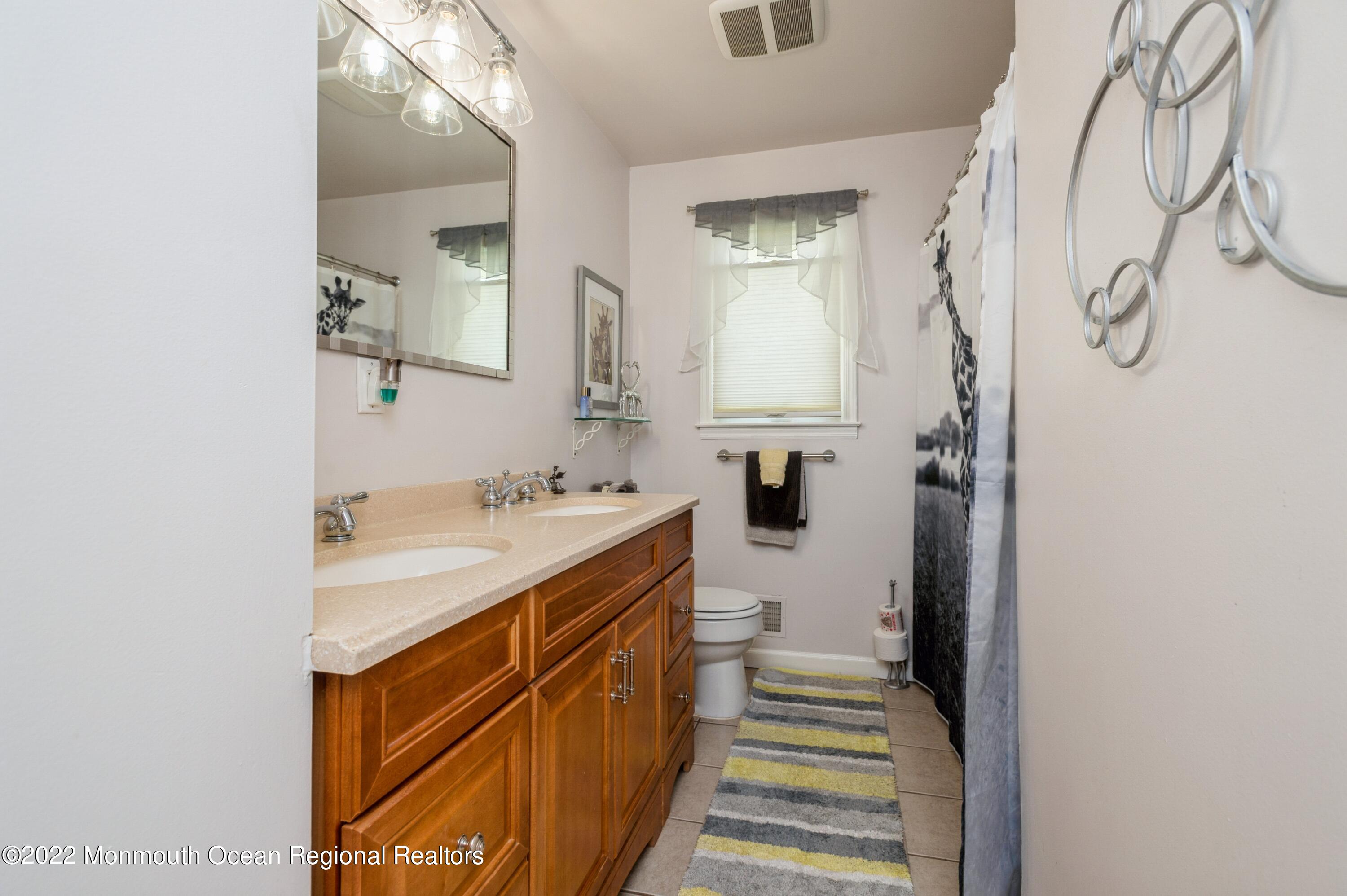 422 East Millstream Road Cream Ridge, NJ 08514 - Photo 18 of 21 18_422EMillstreamRoad_8_Bathroom_HiRes
