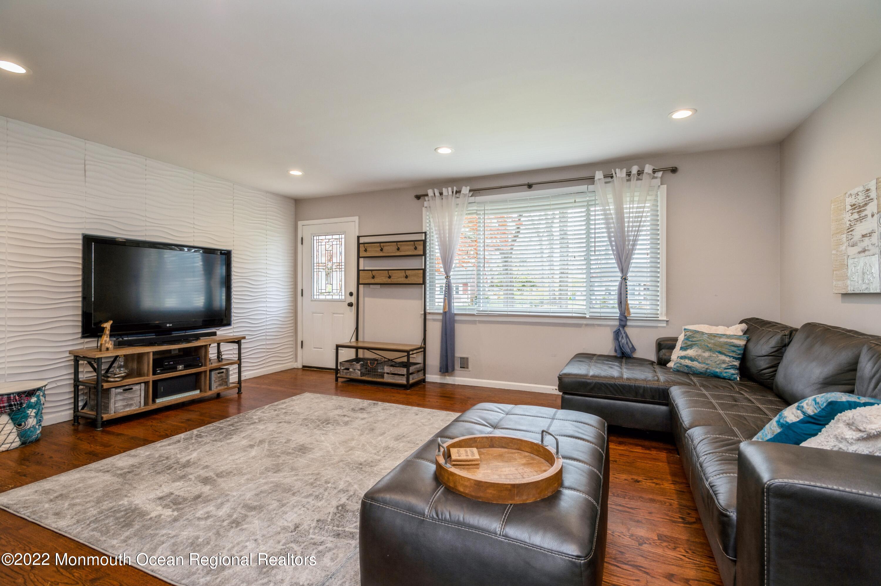 422 East Millstream Road Cream Ridge, NJ 08514 - Photo 3 of 21 03_422EMillstreamRoad_165_LivingRoom_HiR