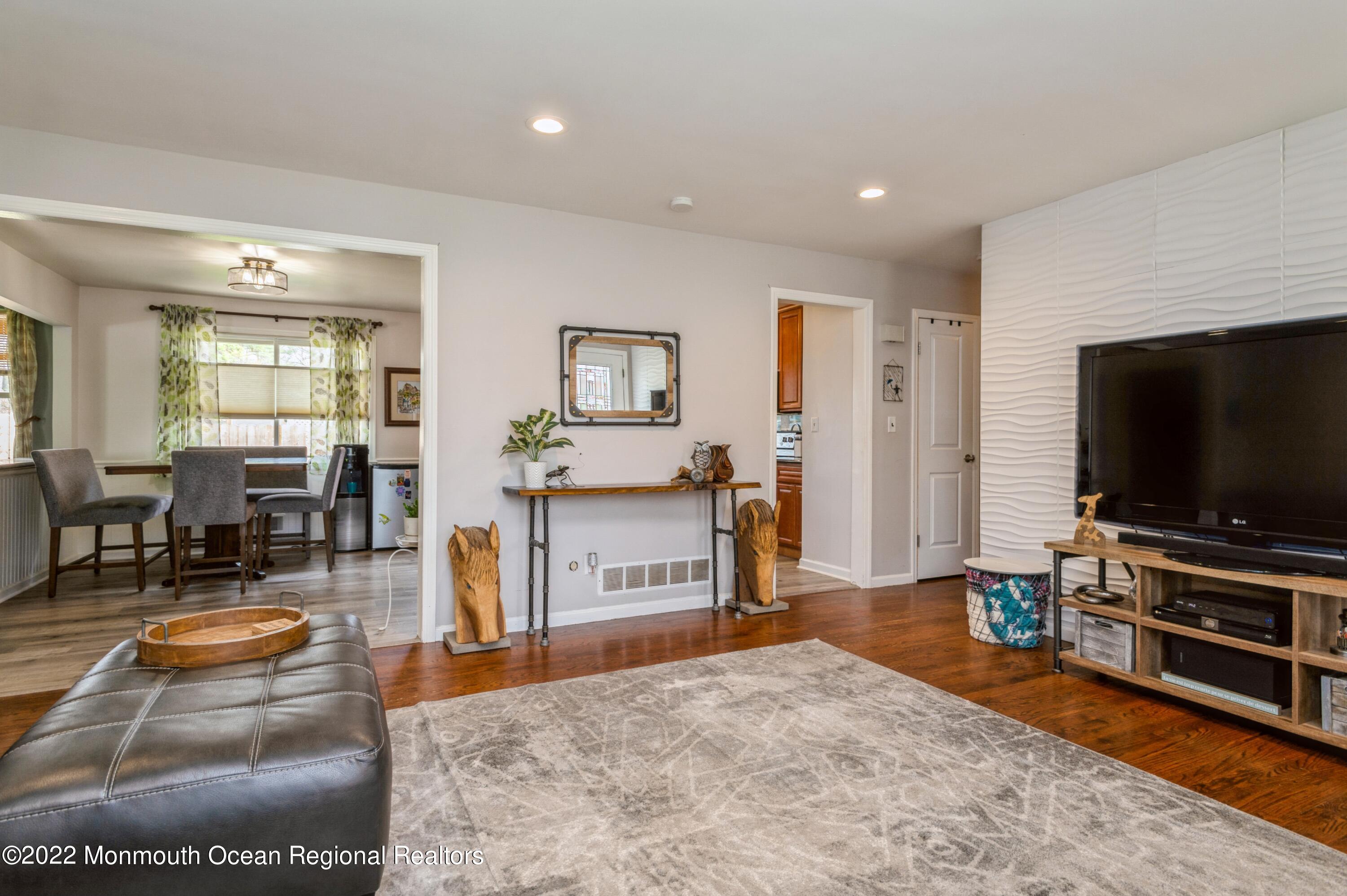 422 East Millstream Road Cream Ridge, NJ 08514 - Photo 5 of 21 05_422EMillstreamRoad_10002_LivingRoom_H
