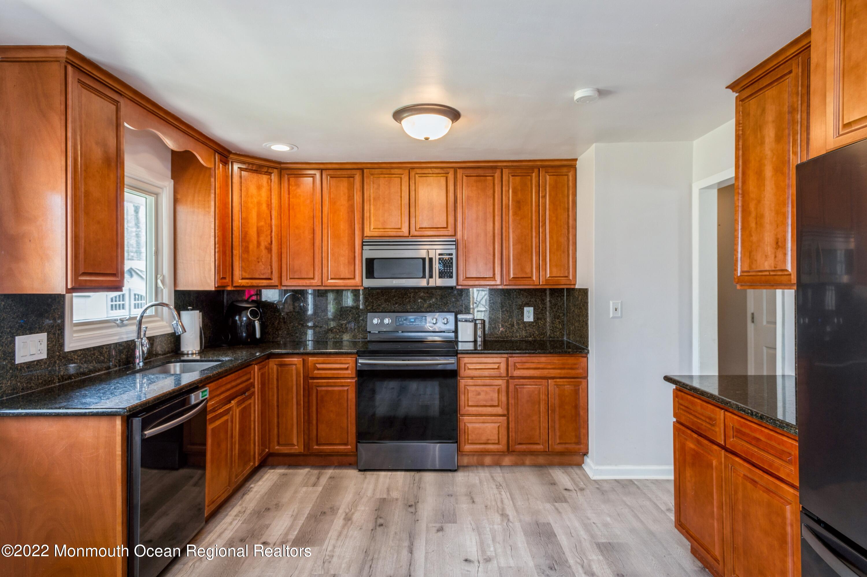 422 East Millstream Road Cream Ridge, NJ 08514 - Photo 6 of 21 06_422EMillstreamRoad_5_Kitchen_HiRes