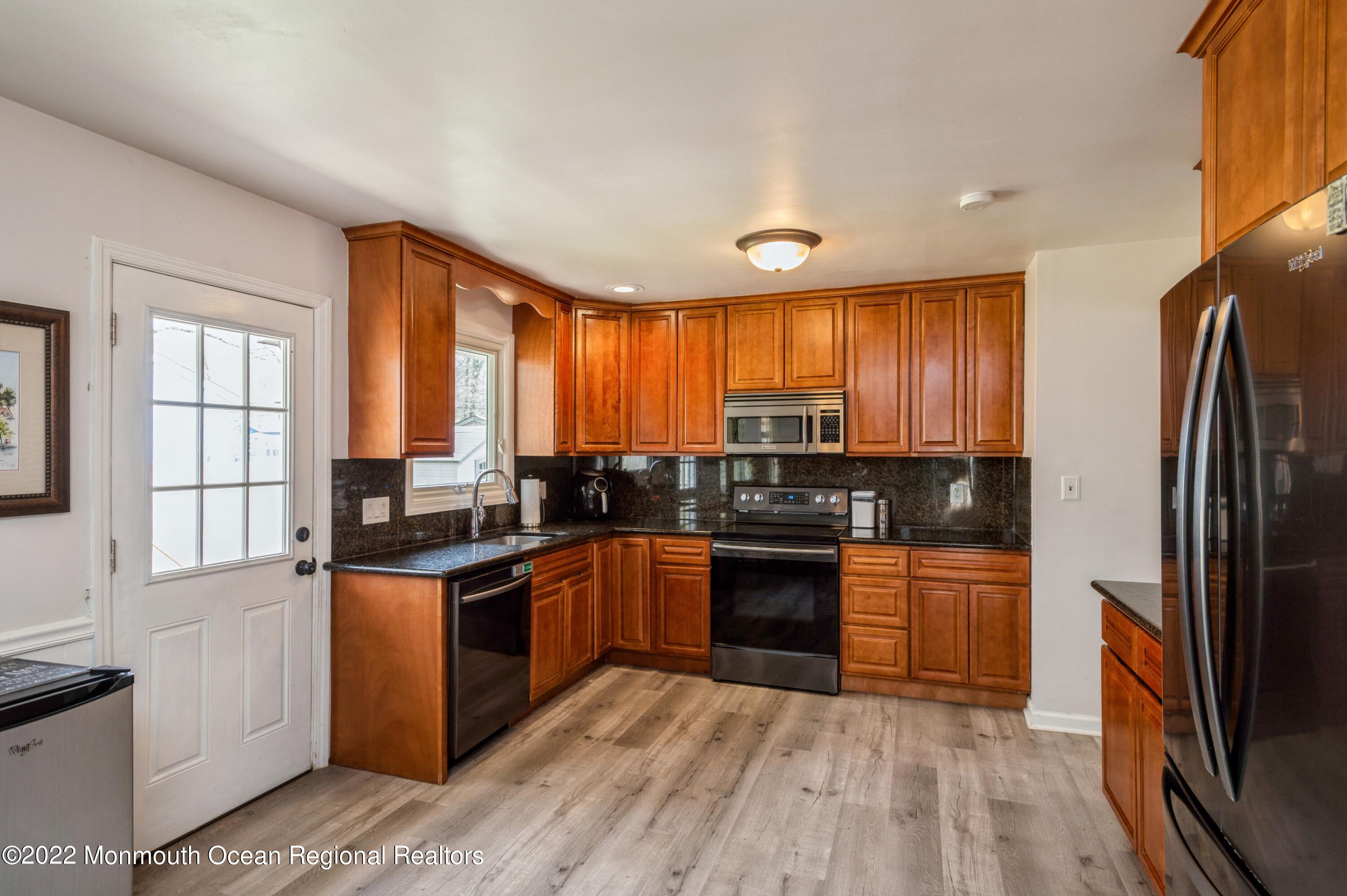 422 East Millstream Road Cream Ridge, NJ 08514 - Photo 7 of 21 07_422EMillstreamRoad_177001_Kitchen_HiR