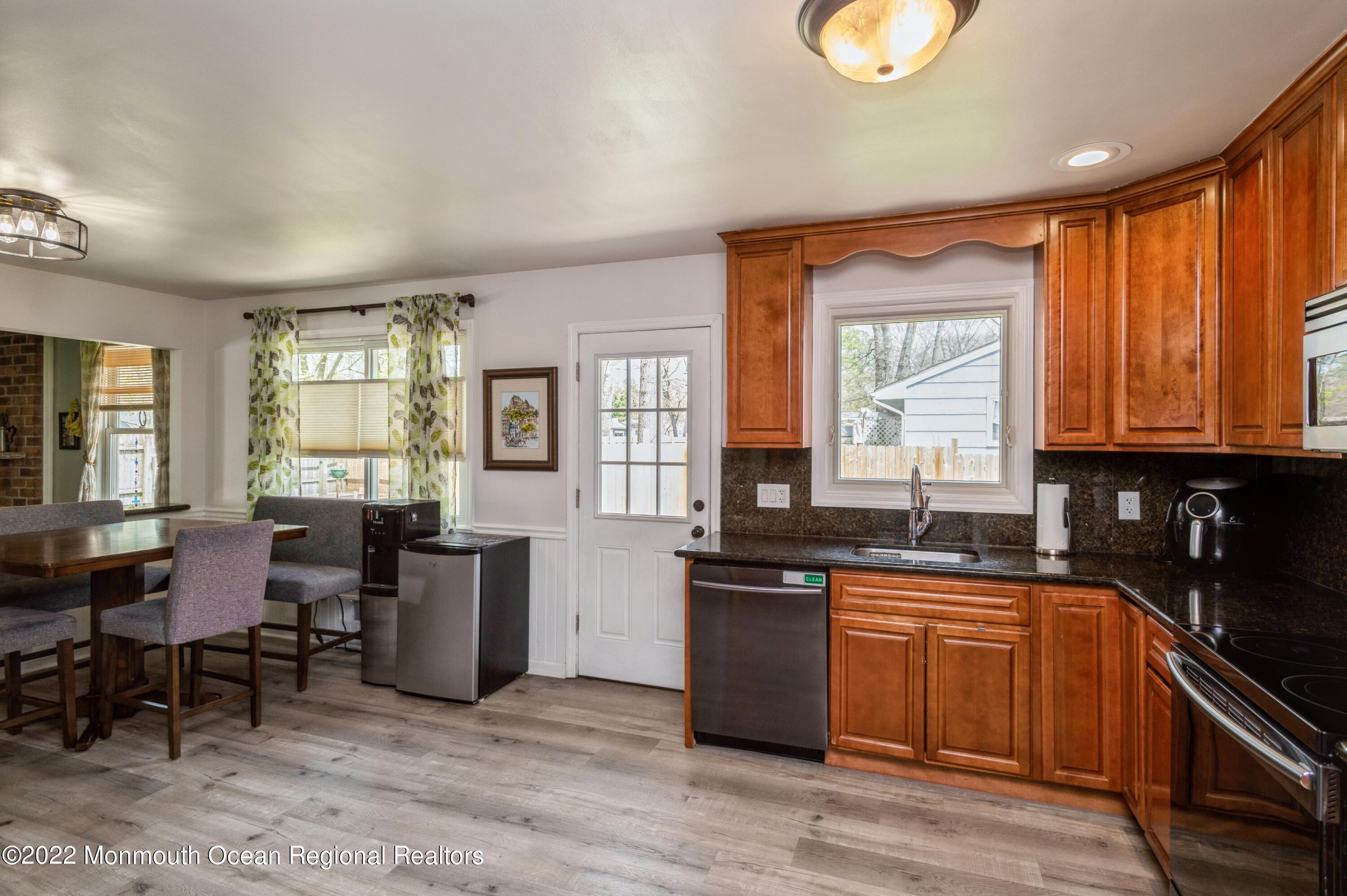 422 East Millstream Road Cream Ridge, NJ 08514 - Photo 8 of 21 08_422EMillstreamRoad_177002_Kitchen_HiR
