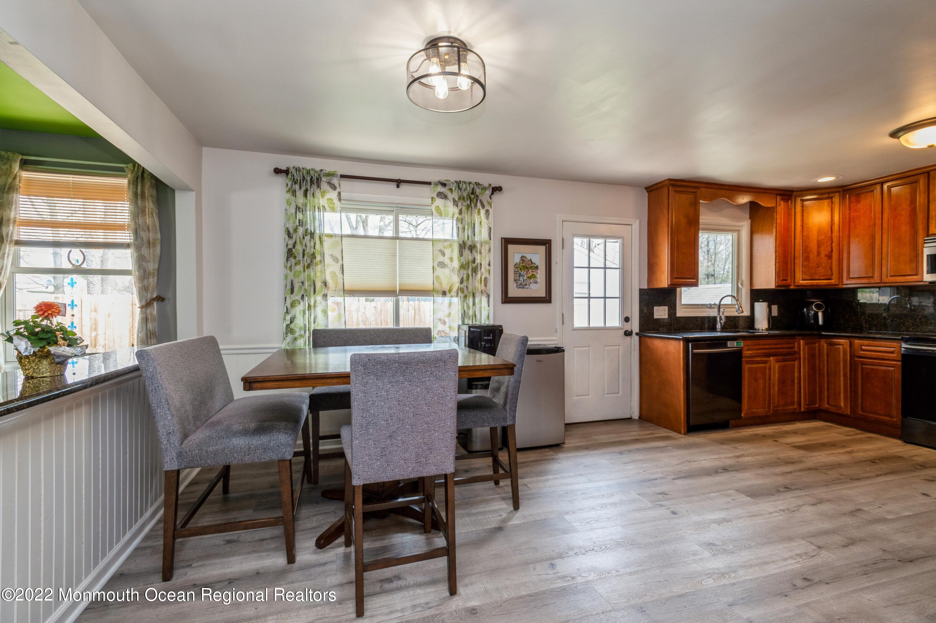 422 East Millstream Road Cream Ridge, NJ 08514 - Photo 9 of 21 09_422EMillstreamRoad_2_DiningRoom_HiRes