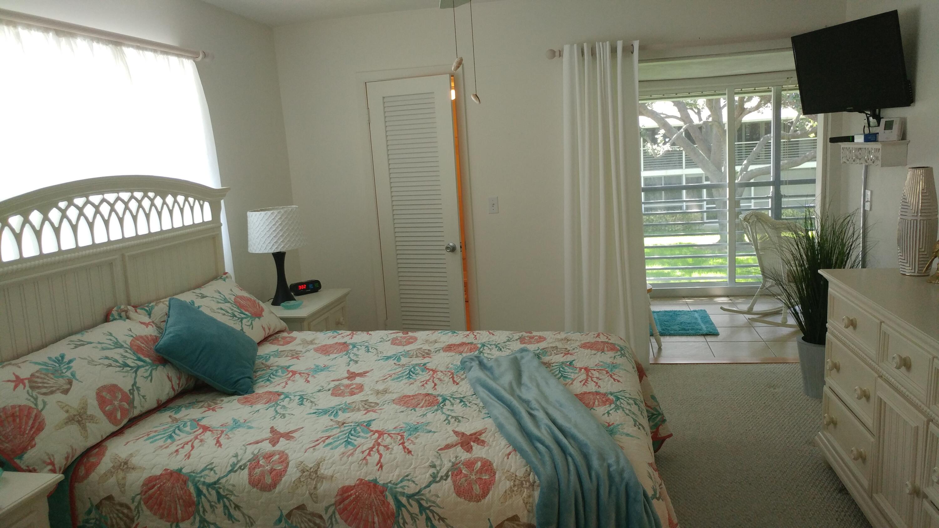 207 Westwood Avenue, Unit G Tequesta, FL 33469 - Photo 2 of 25 Primary Bedroom