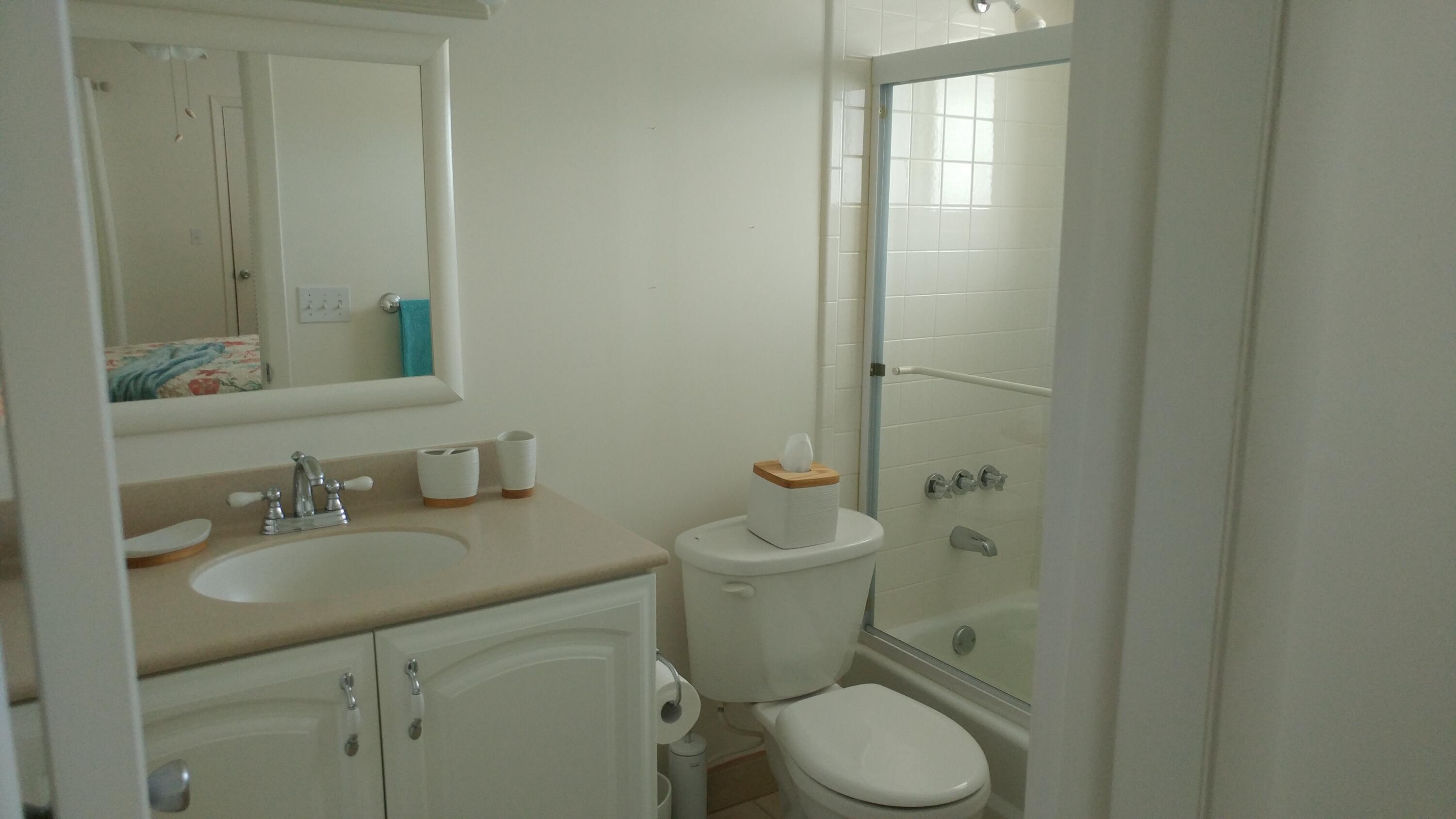 207 Westwood Avenue, Unit G Tequesta, FL 33469 - Photo 5 of 25 Bath with tub/shower combo