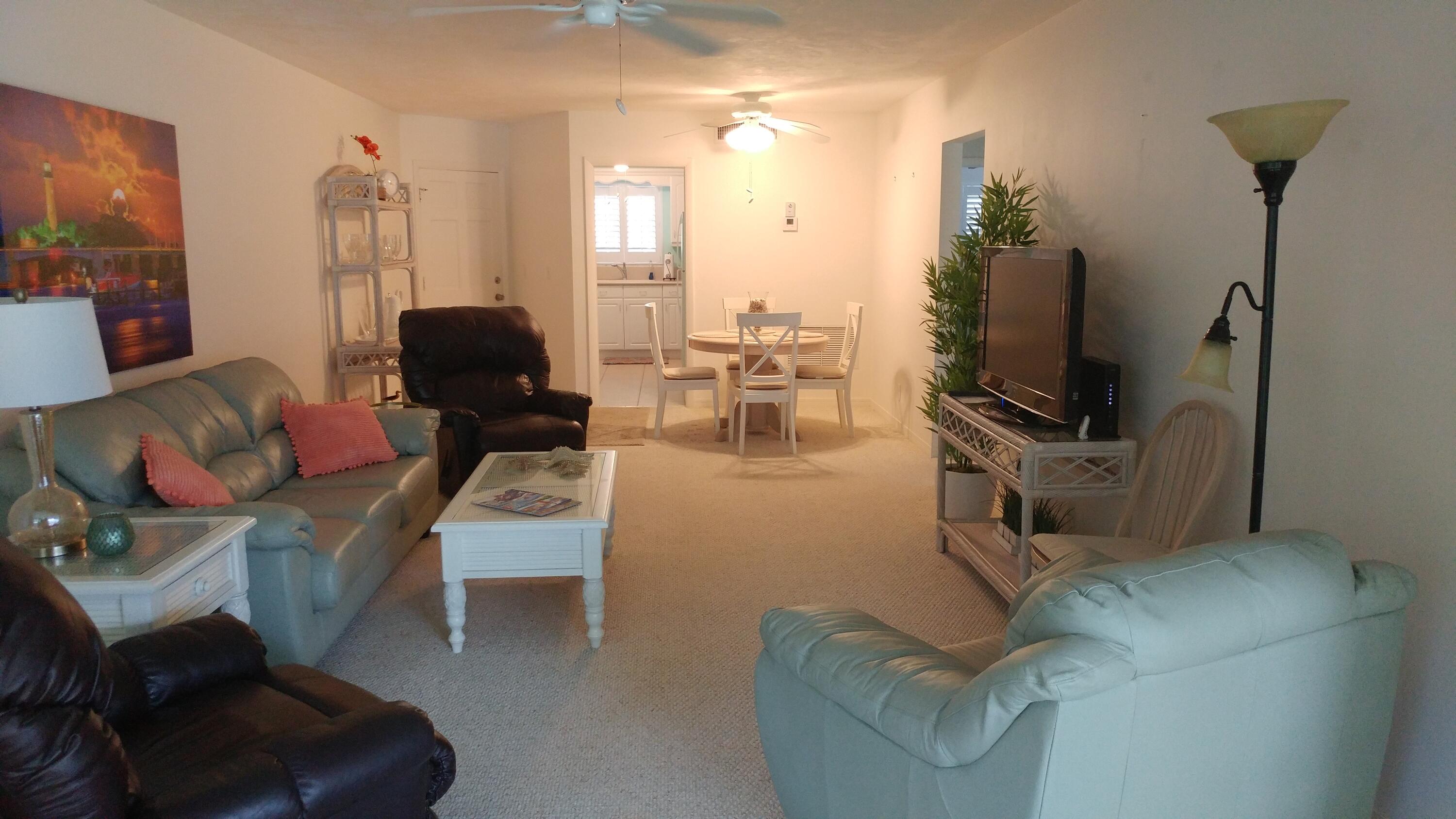 207 Westwood Avenue, Unit G Tequesta, FL 33469 - Photo 10 of 25 Living area