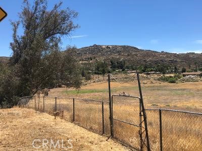 27475 Cornell Street Hemet, CA 92544 - Photo 13 of 19 a view of a backyard of the house