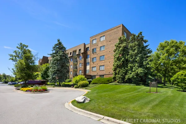 $279,900 | 453 Raintree Drive, Unit 4D, Glen Ellyn, IL 60137