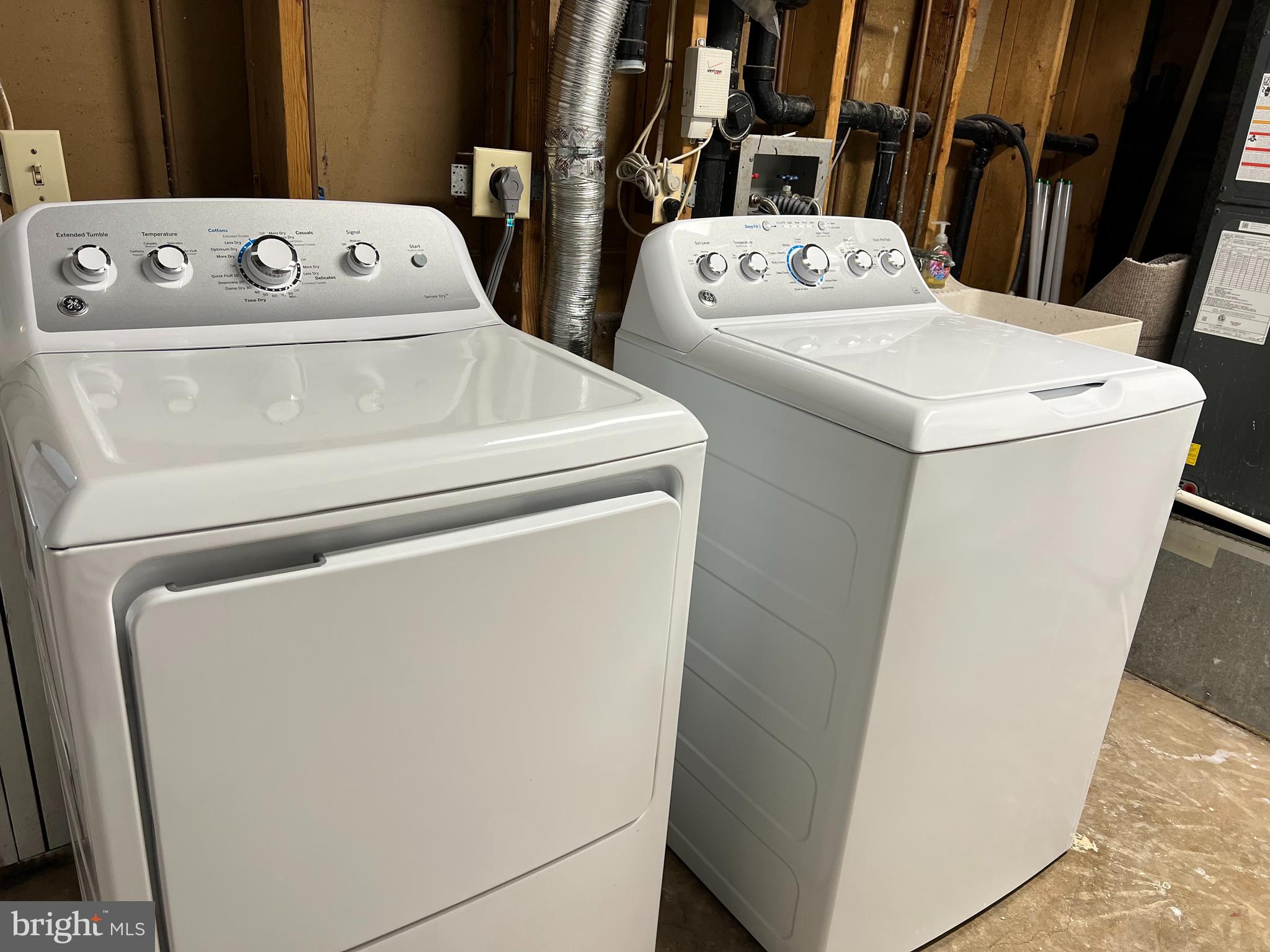 1546 Scandia Circle Reston, VA 20190 - Photo 23 of 24 a utility room with dryer and washer