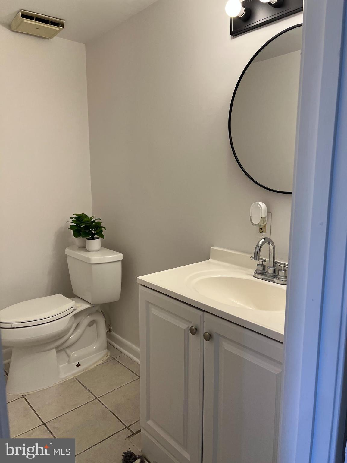 1546 Scandia Circle Reston, VA 20190 - Photo 10 of 24 a bathroom with a sink toilet and a mirror