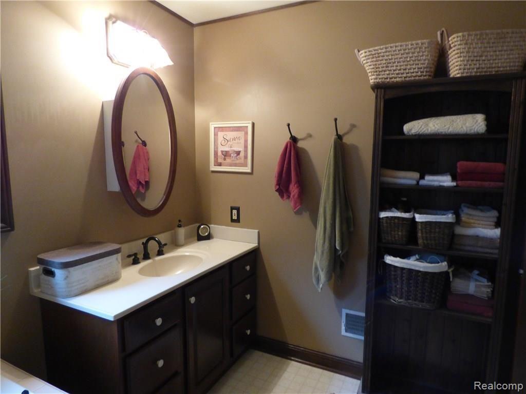 299 East Hurd Road Monroe, MI 48162 - Photo 40 of 46 P1320181.JPG