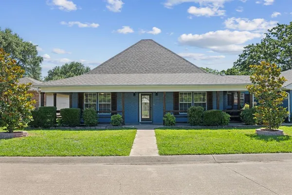 a view of a yard in front of a house