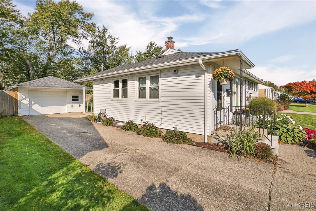 89 Pearce Drive Amherst, NY 14226 - Photo 4 of 36 89 Pearce Side Driveway