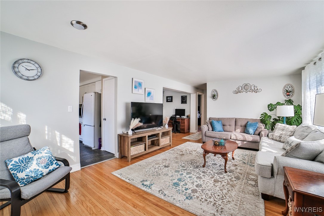 89 Pearce Drive Amherst, NY 14226 - Photo 6 of 36 89 Pearce Living Room