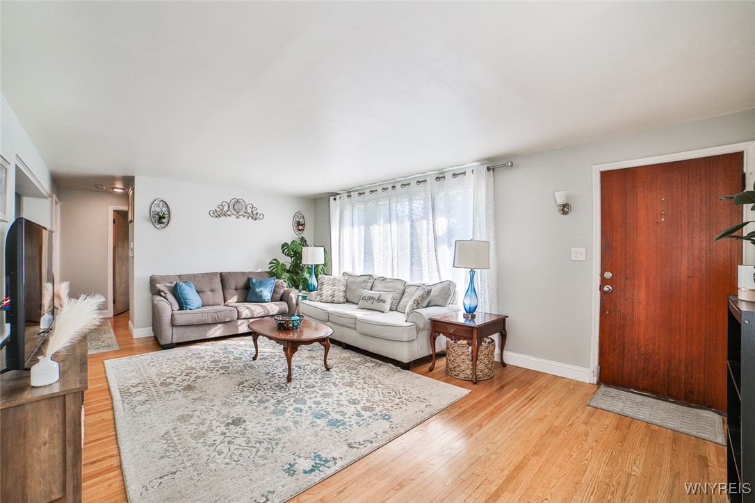 89 Pearce Drive Amherst, NY 14226 - Photo 7 of 36 89 Pearce Living Room
