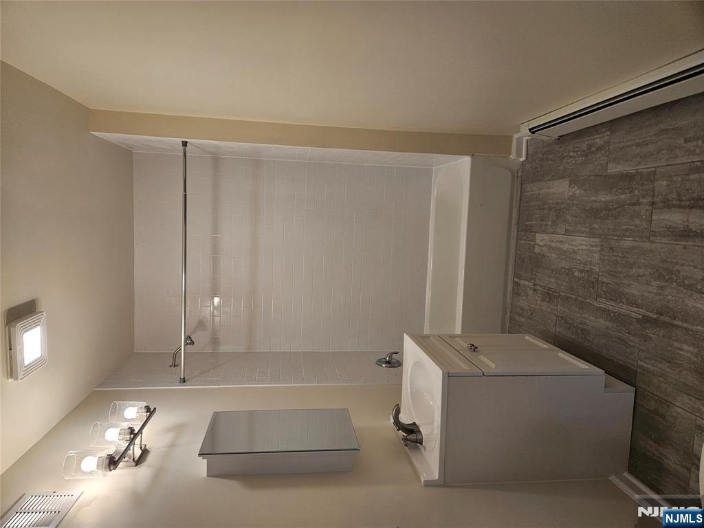 372 Bergen Street Newark, NJ 07103 - Photo 25 of 29 a bathroom with a tub sink and mirror