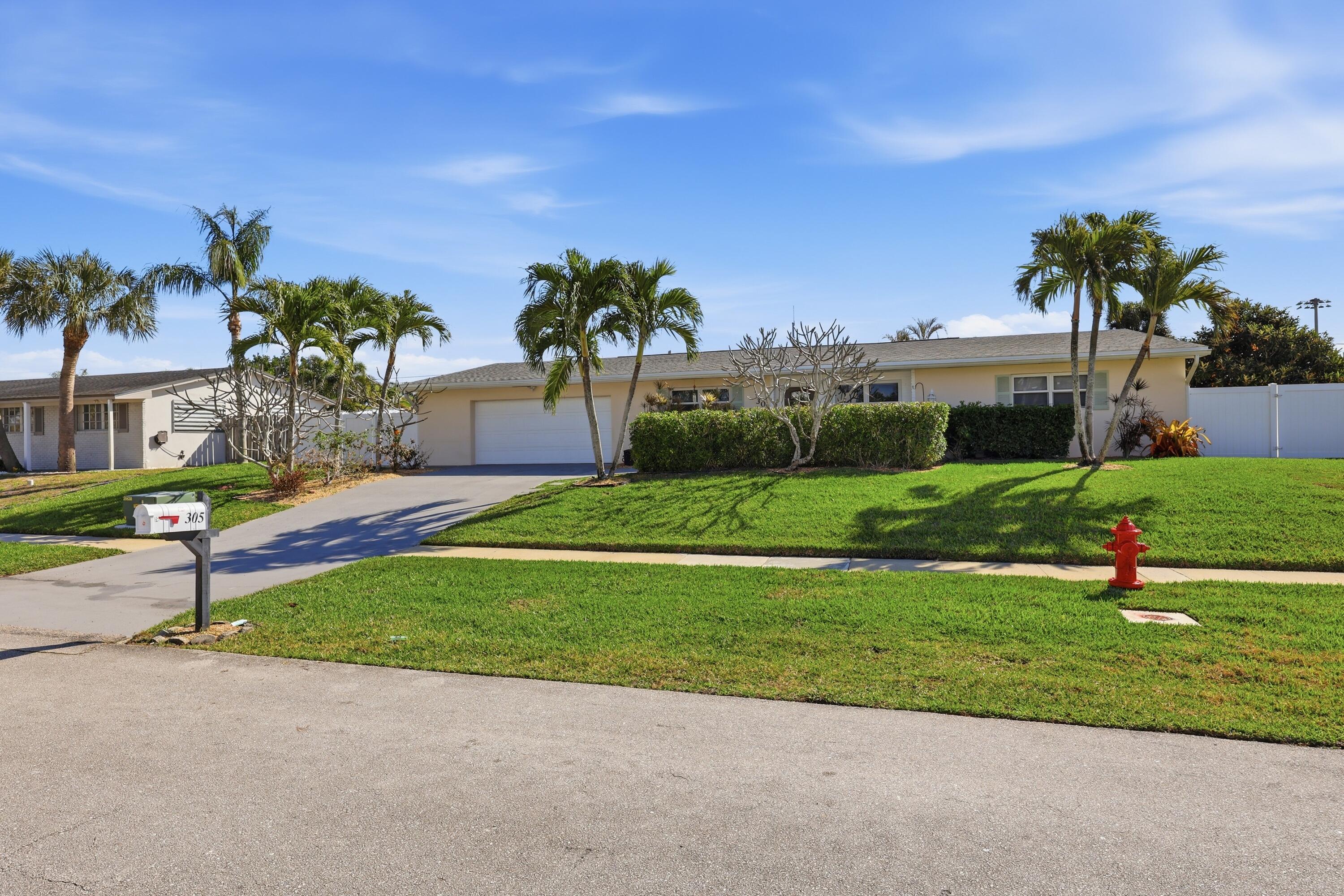305 Circle East Jupiter, FL 33458 - Photo 35 of 36 Exterior Front