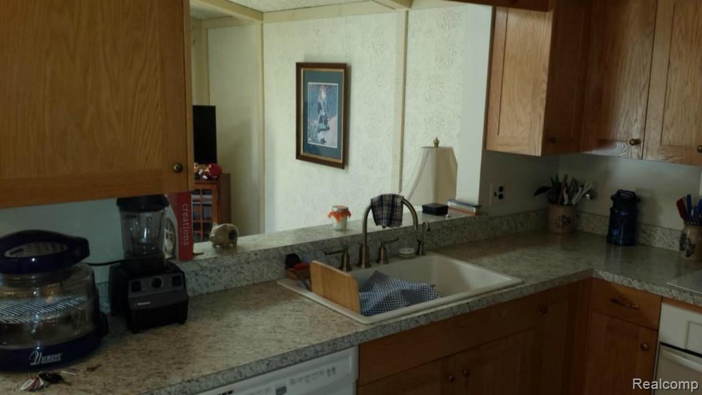 1619 Deerhurst Lane Rochester, MI 48307 - Photo 6 of 33 kitchen1.jpg