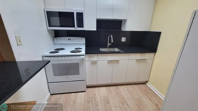 $1,700 | 151 Southwest 135th Terrace, Unit 203T, Pembroke Pines, FL 33027