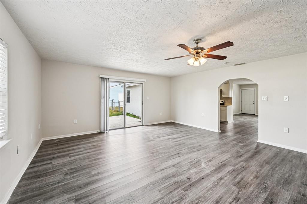 913 East 8th Street Stuart, FL 34994 - Photo 5 of 32