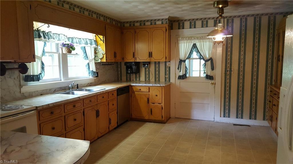 1204 Linville Road Mount Airy, NC 27030 - Photo 10 of 27 Kitchen