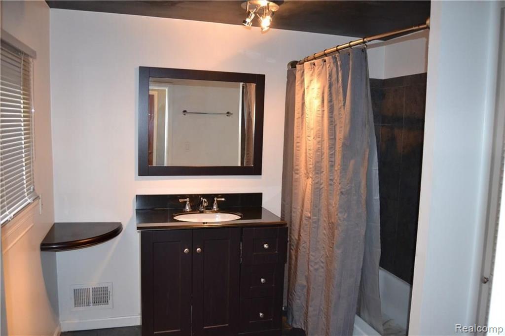 4430 Green Lake Road West Bloomfield, MI 48323 - Photo 12 of 21