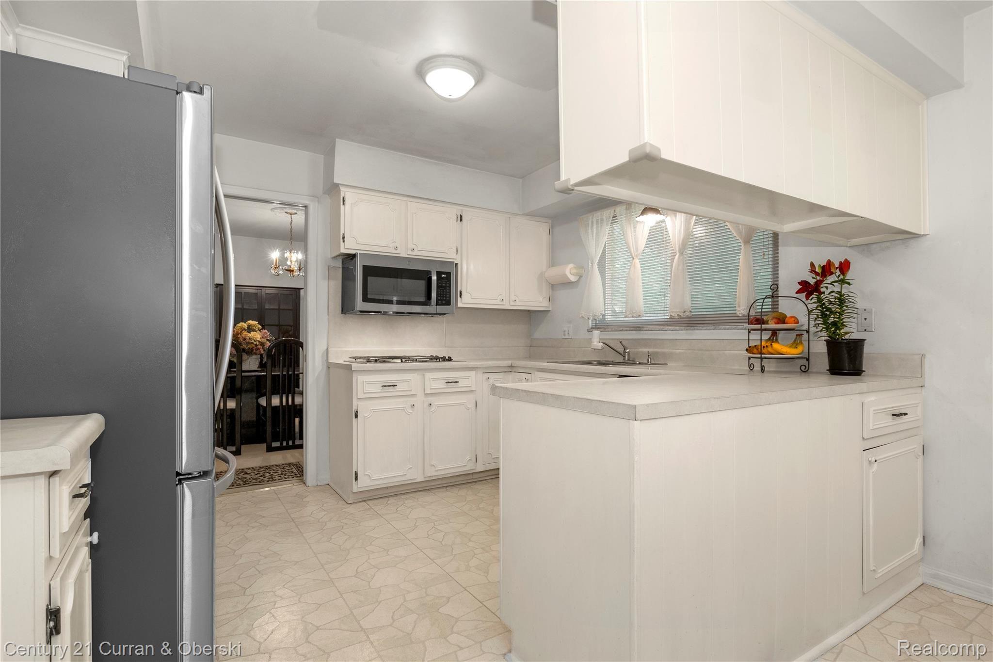 25446 Wykeshire Road Farmington, MI 48336 - Photo 13 of 38 14.jpg