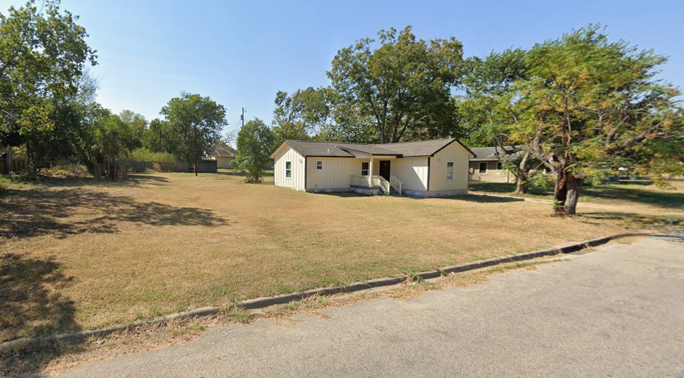 904 East Austin Street Luling, TX 78648 - Photo 1 of 1 Ranch-style home featuring a large lot.