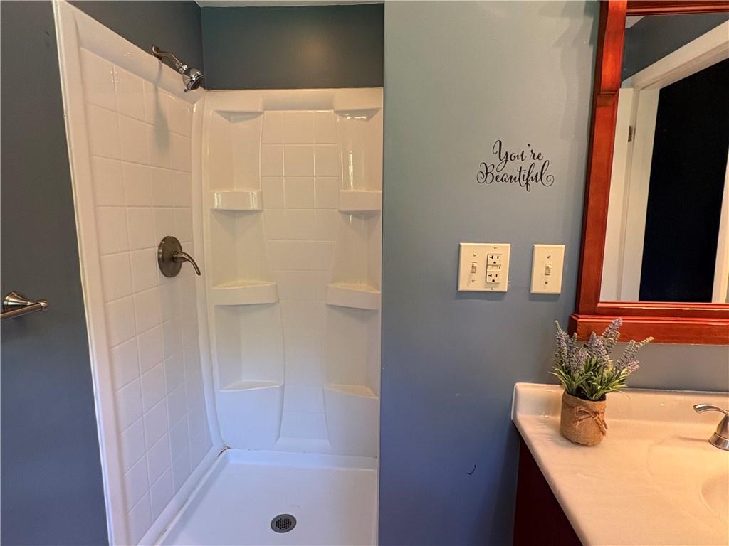 320 Cherry Hill Road Greenville, PA 16125 - Photo 21 of 38 a bathroom with a tub and shower