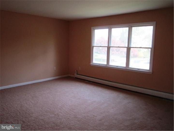 5 Tippet Court Reading, PA 19607 - Photo 2 of 19 Living Room